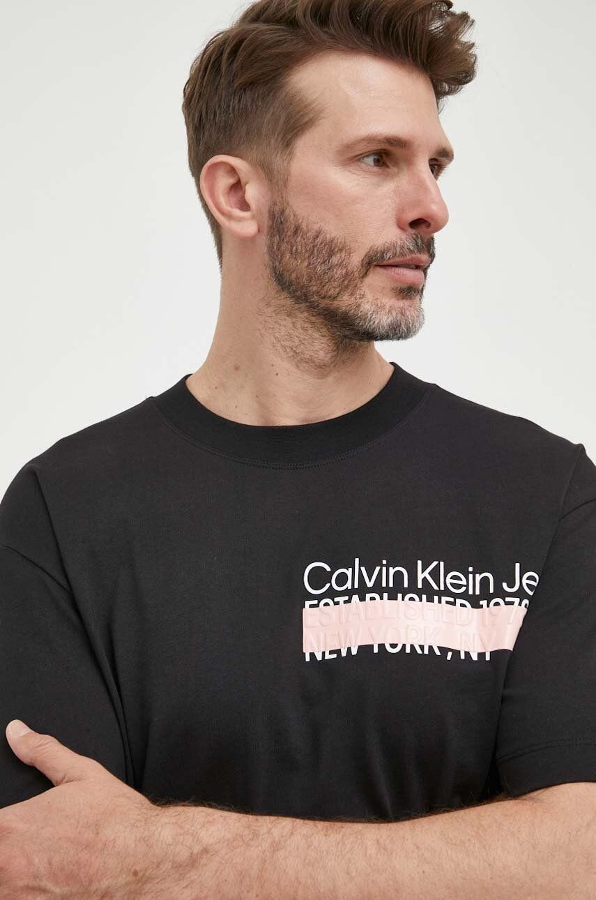Calvin Klein Men's Monogram Logo Crewneck T-Shirt, Black Beauty, X-Small :  : Clothing, Shoes & Accessories