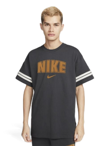 Nike Sportswear Essential omen's Cropped Futura Icon T-Shirt BV6175-100  Size XS White/Black : : Clothing, Shoes & Accessories